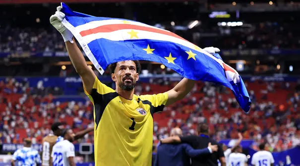 Air mata kiper Tanjung Verde, Vozinha tak terbendung setelah tampil gemilang saat melawan Spanyol dalam laga Grup H Piala Dunia 2026, Selasa (16/06/2026) dini hari WIB. (AFP/Getty Images/Buda Mendes)