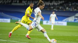 Real Madrid membuka peluang di menit ke-6 melalui Luka Modric. Tembakannya dari luar kotak penalti masih bisa diblok bek Villarreal. (AP/Manu Fernandez)