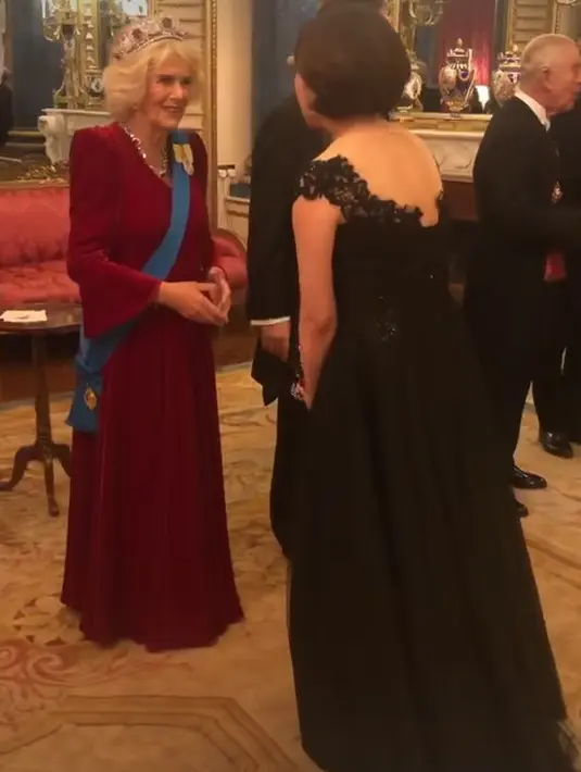 Penampilan Camilla yang mencolok didukung dengan Tiara Ruby milik Ratu Elizabeth II [@theroyalfamily]