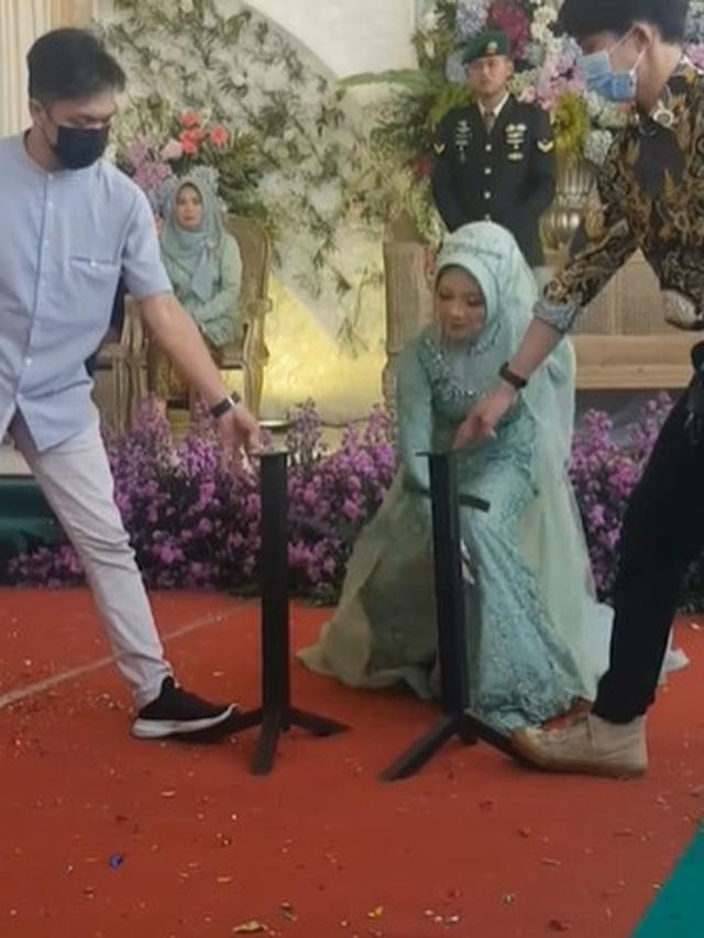Viral Pengantin Wanita Beraksi Patahkan Besi di Acara Pernikahannya, Bikin Melongo