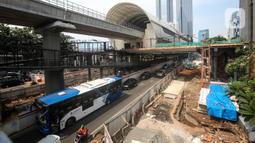 Suasana pembangunan JPO Stasiun LRT Rasuna Said di Jakarta, Senin (11/7/2022). Jadwal uji coba LRT Jabodebek batal dilakukan pada 17 Agustus 2022 dan direncakanan digelar pada Desember 2022 karena adanya kendala dalam skema pembiayaan pembangunan LRT Jabodebek. (Liputan6.com/Faizal Fanani)