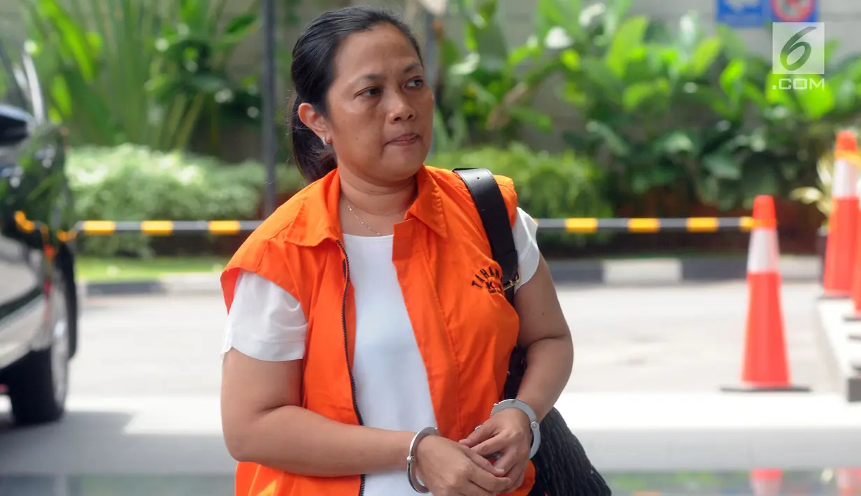 Orang kepercayaan Bowo Sidik Pangarso, Indung memasuki gedung KPK untuk menjalani pemeriksaan di Jakarta, Selasa (23/4). Karyawan PT Inersia tersebut diperiksa sebagai tersangka terkait kasus dugaan suap PT Humpuss Transportasi Kimia dalam pengiriman pupuk. (merdeka.com/Dwi Narwoko)