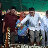 Kabar duka datang dari keluarga presenter Muhammad Farhan, putra sulungnya yang bernama Muhammad Ridzky Khalid alias Kiki meninggal dunia pada Minggu (20/12/2015) di usia 16 tahun. (Deki Prayoga/Bintang.com)