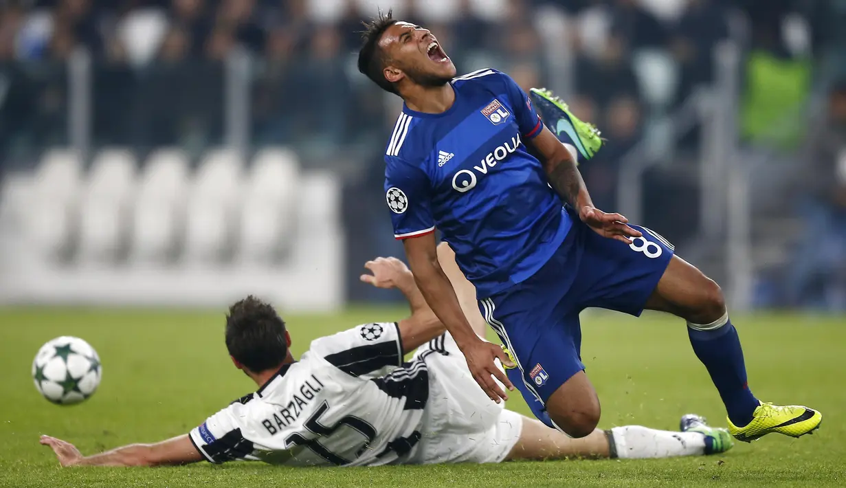 Aksi pemain Juventus, Andrea Barzagli menghadang pergerakan pemain Lyon, Corentin Tolisso (kanan) pada laga grup H Liga Champions di Juventus stadium, Turin, (2/11/2016). (AFP/Marco Bertorello)