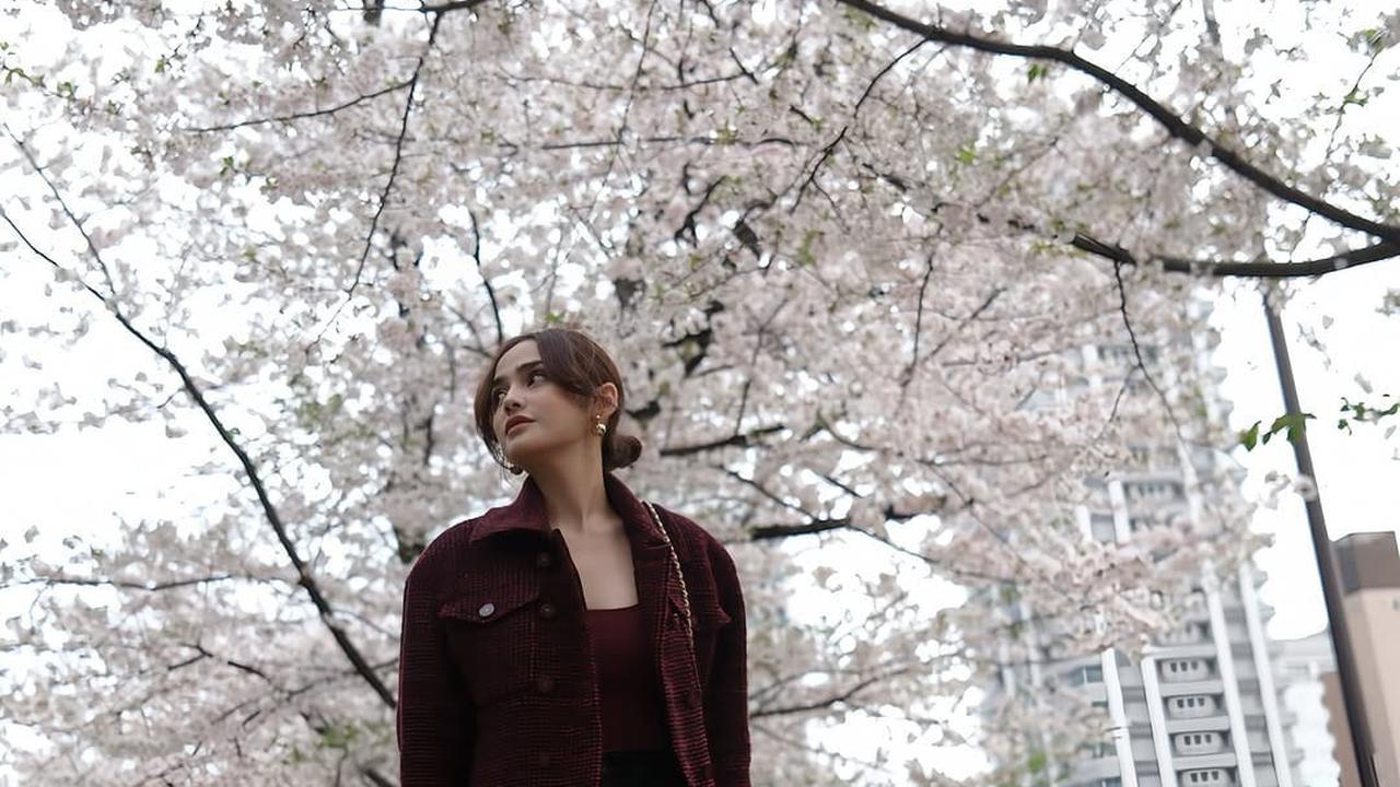 Potret Cantik Syifa Hadju di Jepang, Outfitnya Maroon Bikin Kulit Makin Bersinar