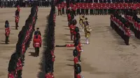 Detik-Detik Penjaga Istana Inggris Pingsan di Upacara Ultah Ratu 