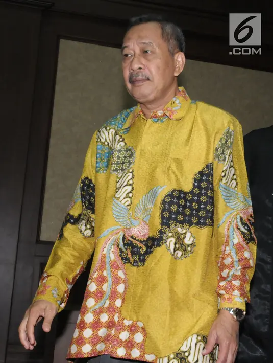 Terdakwa penerima suap, Sudiwardono usai menjalani sidang putusan di Pengadilan Tipikor, Jakarta, Rabu (6/6). Mantan Ketua Pengadilan Tinggi Manado ini dinyatakan bersalah, dihukum enam tahun penjara, denda Rp 300 juta. (Liputan6.com/Helmi Fithriansyah)