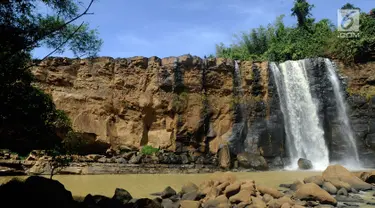 Pemandangan Curug Awang yang berada di desa Taman Jaya, Ciletuh, Sukabumi, Jawa Barat  (24/6). Curug atau air terjun ini memiliki memiliki ketinggian sekitar 40 meter dengan lebar sekitar 60 meter. (Merdeka.com/Arie Basuki)