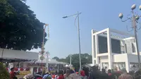 Ratusan warga memadati pagar depan Istana Merdeka Jakarta menjelang Upacara Penurunan Bendera HUT ke-78 RI. (Liputan6.com/Radityo Priyasmoro)