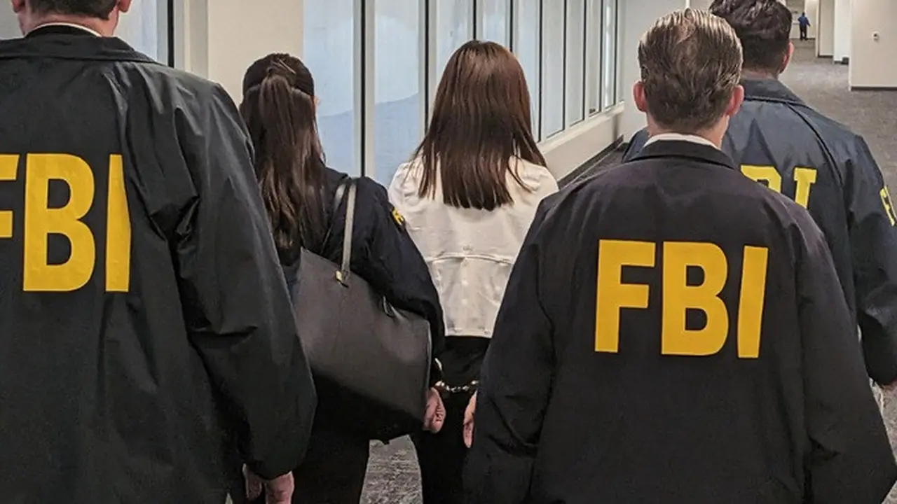 Foto yang dirilis Biro Investigasi Federal AS (FBI) memperlihatkan Wanying Zhang saat ditangkap di Los Angeles, Minggu (4/10/2026).