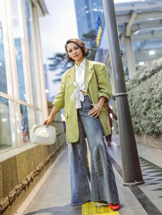 Blazer warna terang juga cocok di mix and match dengan kulot jeans bersama shirt warna putih. Lengkapi penampilanmu dengan hand bag warna selaras. (Instagram/Andien Aisyah).