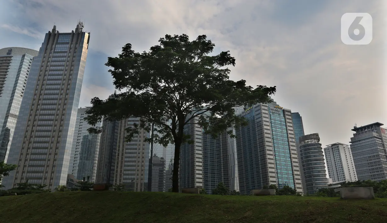 Suasana gedung perkantoran di Jakarta, Sabtu (17/10/2020). International Monetary Fund (IMF) memangkas proyeksi pertumbuhan ekonomi Indonesia 2020 menjadi minus 1,5 persen pada Oktober, lebih rendah dari proyeksi sebelumnya pada Juni sebesar minus 0,3 persen. (Liputan6.com/Johan Tallo)