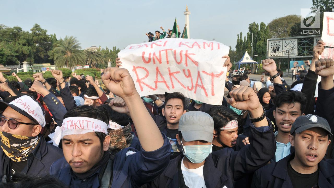 Protes Utang Negara, Mahasiswa Bakar Ban di Depan Istana