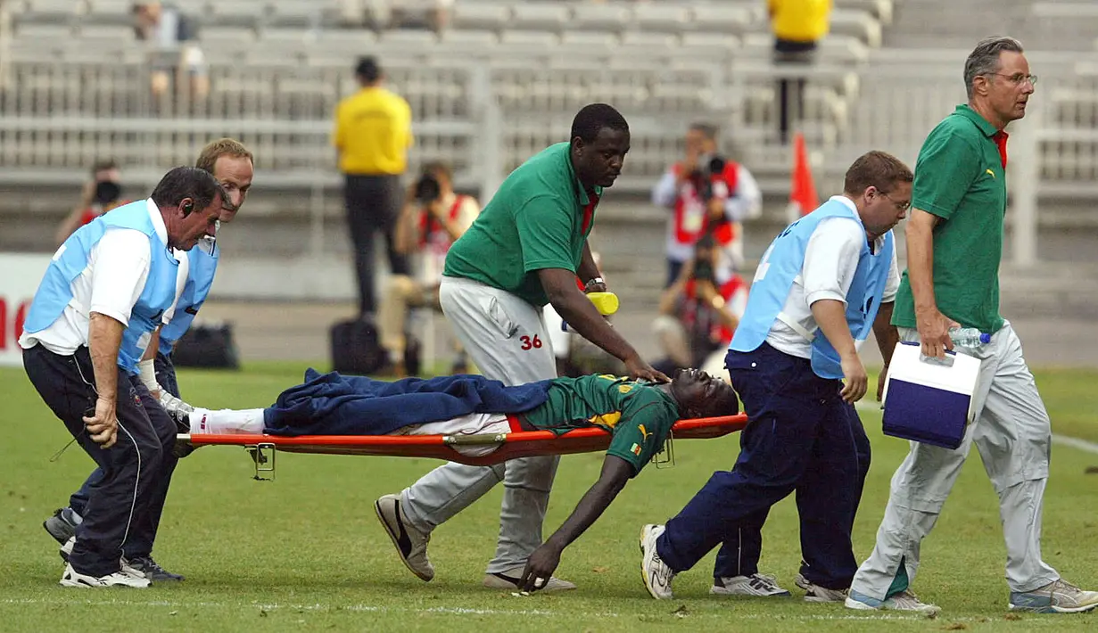Pertandingan antara Kamerun melawan Kolombia harus terhenti sejenak di menit ke-73 ketika Marc-Vivien Foe jatuh tak sadarkan diri. Dirinya langsung dibawa pergi oleh staff medis ke luar pertandingan, namun nahas nyawanya tak tertolong. (Foto: AFP/Philippe Merle)