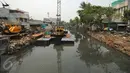 Beberapa alat berat dikerahkan untuk memasang sheetpile di Kaliduri Jakarta, Selasa (10/11/2015). Untuk mencegah banjir, Pemerintah Provinsi DKI Jakarta melakukan pengembangan sistem drainase Kaliduri Jakarta Barat. (Liputan6.com/Helmi Fithriansyah)