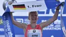 Pelari Top asal Jerman, Katharina Heinig merayakan keberhasilannya memasuki finish pada urutan kelima ajang Berlin Maraton di Berlin (25/9/2016). AFP/John Macdougall)