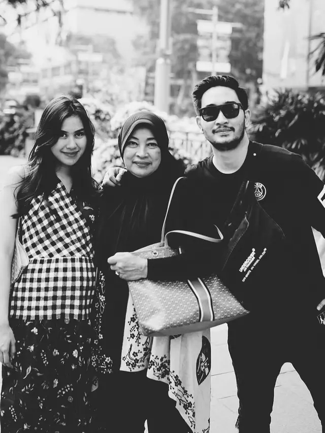 Syahnaz Sadiqah Ucapkan Kalimat Perpisahan Penuh Duka untuk Ibunda Jeje Govinda: Terima Kasih untuk Kasih Sayang Mama Selama Ini. (instagram.com/syahnazs)