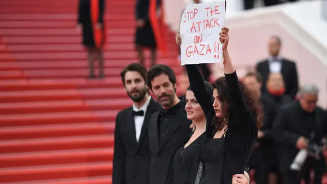 Aktris Lebanon Tunjukkan Poster Untuk Gaza di Festival Cannes