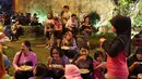 Warga menyantap makanan berbuka puasa di Vihara Dharma Bakti di kawasan Petak Sembilan, Jakarta, Jumat (10/5/2019). Kegiatan ini rutin dilakukan komunitas muslim Tionghoa-Indonesia selama bulan Ramadan. (Liputan6.com/Helmi Fithriansyah)