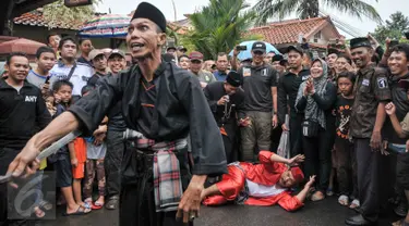 Jawara Betawi Palang Pintu saat menyambut kedatangan Calon Gubernur DKI Jakarta, Agus Harimurti Yudhoyono melihat tempat produksi tahu di kawasan Tegal Parang, Mampang Prapatan, Jakarta Selatan, Rabu (14/12). (Liputan6.com/Yoppy Renato)