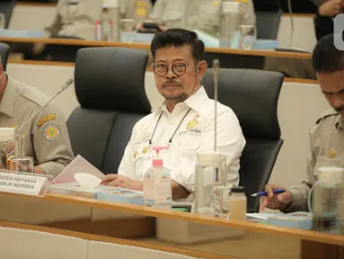 Menteri Pertanian (Mentan) Syahrul Yasin Limpo mengikuti rapat kerja dengan Komisi IV DPR di Kompleks Parlemen Senayan, Jakarta, Senin (16/1/2023). Raker tersebut membahas mengenai Kinerja Kementerian Pertanian mulai dari program-program kerja yang tidak memberikan dampak signifikan terhadap petani, hingga data stok pangan yang berbeda. (Liputan6.com/Faizal Fanani)