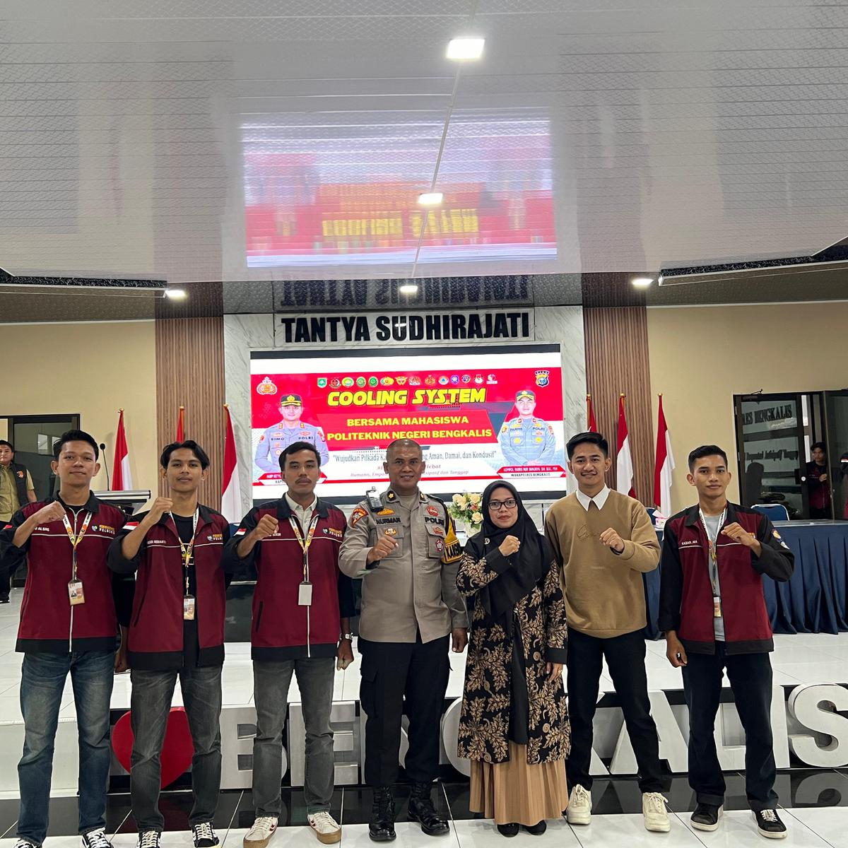 Polres Bengkalis menggelar kegiatan cooling system bersama mahasiswa Politeknik Negeri Bengkalis.