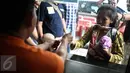 Istri Anwar saat melakukan salah satu adegan rekontruksi kaburnya Anwar alias Rizal (25) di Rutan Salemba, Jakarta, Minggu (17/7). Dalam  rekonstruksi kejadian ini Anwar  dan istrinya memperagakan sebanyak 36 adegan. (Liputan6.com/Faizal Fanani)