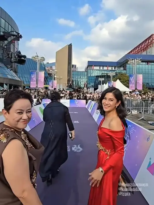 Penampilan sang aktris tentu tak luput dari perhatian. Dian Sastrowardoyo memancarkan pesona kecantikan wanita Indonesia dalam balutan gaun merah merona dari Hian Tjen. [@therealdisastr].