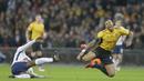 Pemain Newport, Joss Labadi (kanan) kesakitan saat berebut bola dengan pemain Tottenham, Victor Wanyama pada laga Piala FA di Wembley Stadium, London, (7/2/2018). Tottenham menang 2-0. (AP/Alastair Grant)