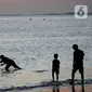 Nelayan saat menangkap ikan di Pantai Kelan dengan latar belakang pesawat yang mendarat di Tuban, Badung, Denpasar, Kamis (5/5/20222). Kunjungan wisatawan domestik (Wisdom) ke Pulau Bali, saat libur Lebaran Idul Fitri tahun 2022 terus meningkat. Per hari kedatangan wisdom rata-rata 40 ribu. (merdeka.com/Arie Basuki)