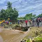 sampah bambu menyubat saluran air di jembatan Kali Sobo Banyuwangi (Istimewa)