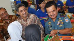 Citizen6, Tanjung Priok: Kolinlamil menggelar pasar murah sembako bagi masyarakat dalam rangka menyambut Idul Fitri 1433 Hijriyah, bertempat di Gedung Laut Natuna, Mako Kolinlamil, Tanjung Priok, Jakarta, Senin (6/8). (Pengirim: Dispenkolinlamil)