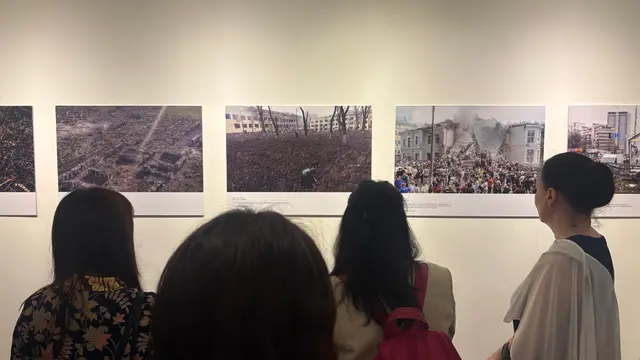 Pameran foto bertajuk "Four Years of Resilience" di ruang seni Dia.lo.gue di Jakarta Selatan, Senin (23/2/2026), untuk memperingati empat tahun perang di Ukraina.