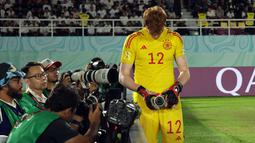Penjaga gawang Timnas Jerman U-17 Konstantin Heide melihat contekan yang menempel di botol air minum miliknya saat babak adu penalti dalam pertandingan Final Piala Dunia U-17 2023 melawan Prancis U-17 yang berlangsung di Stadion Manahan, Solo, Sabtu (2/12/2023). (Bola.com/Abdul Aziz)