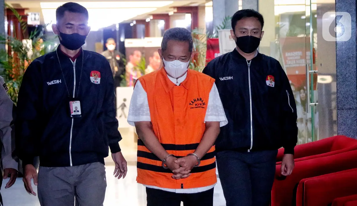 <p>Uang 924 juta dalam pecahan rupiah, ringgit Malaysia, dollar Amerika Serikat (AS), dollar Singapura, dan baht Thailand menjadi barang bukti penangkapan Yana Mulyana. (Liputan6.com/Angga Yuniar)</p>