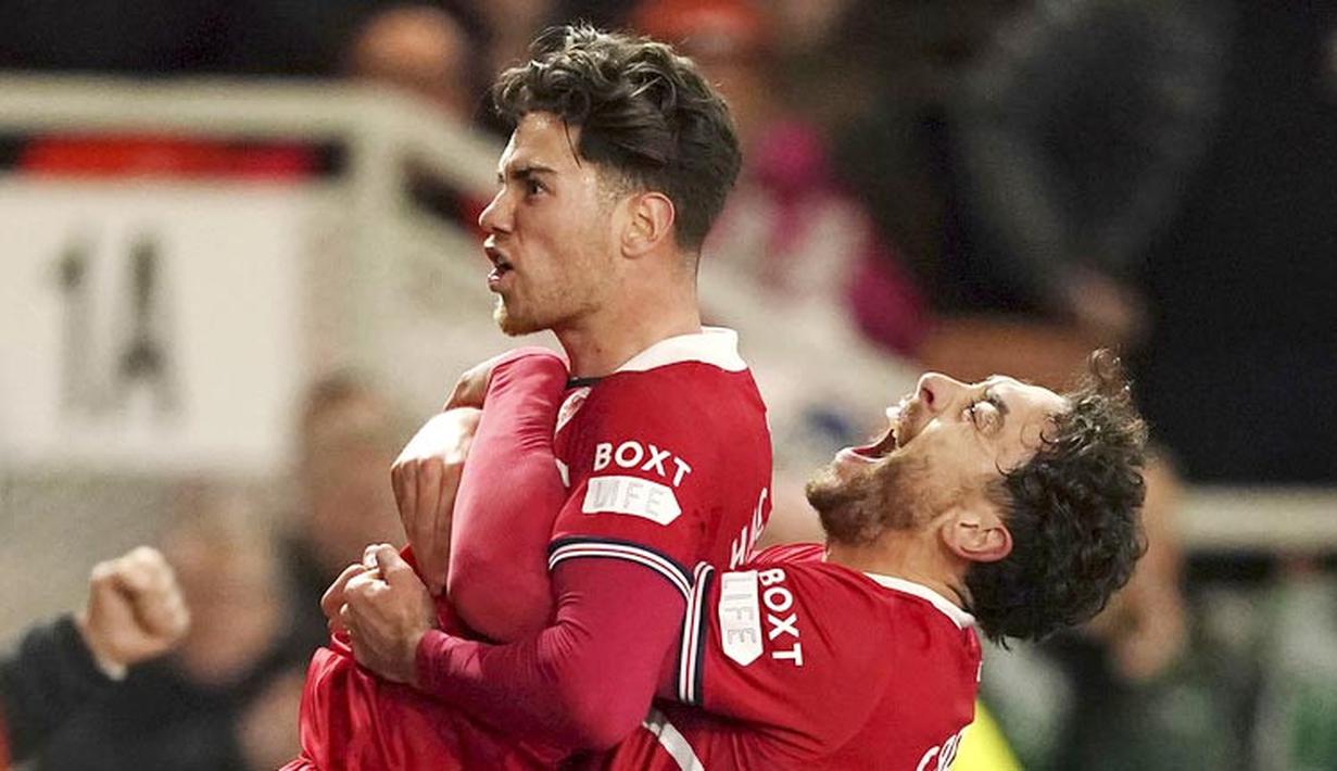 Pemain Middlesbrough, Hayden Hackney, melakukan selebrasi setelah mencetak gol ke gawang Chelsea dalam laga leg pertama semifinal Carabao Cup 2023/2024 yang digelar di Riverside Stadium, Rabu (10/1/2024). Gol kemenangan Boro dicetak oleh Hayden Hackney di babak pertama. (PA via AP/Martin Rickett)