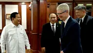 Menkominfo Budi Arie Setiadi mendampingi Menhan Prabowo Subianto, bertemu dengan CEO Apple Tim Cook di kantor Kemenhan Jakarta, Rabu (17/4/2024). Dok: Biro Humas Kominfo