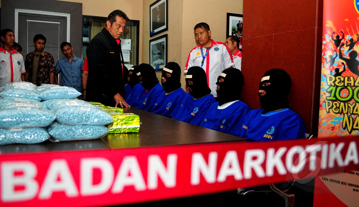 BNN berhasil menangkap tujuh orang tersangka asal Aceh Timur dengan barang bukti sebanyak 20 Kg Sabu dan 580 ribu butir ekstasi, Jakarta, Rabu (13/5/2015). (Liputan6.com/Yoppy Renato)