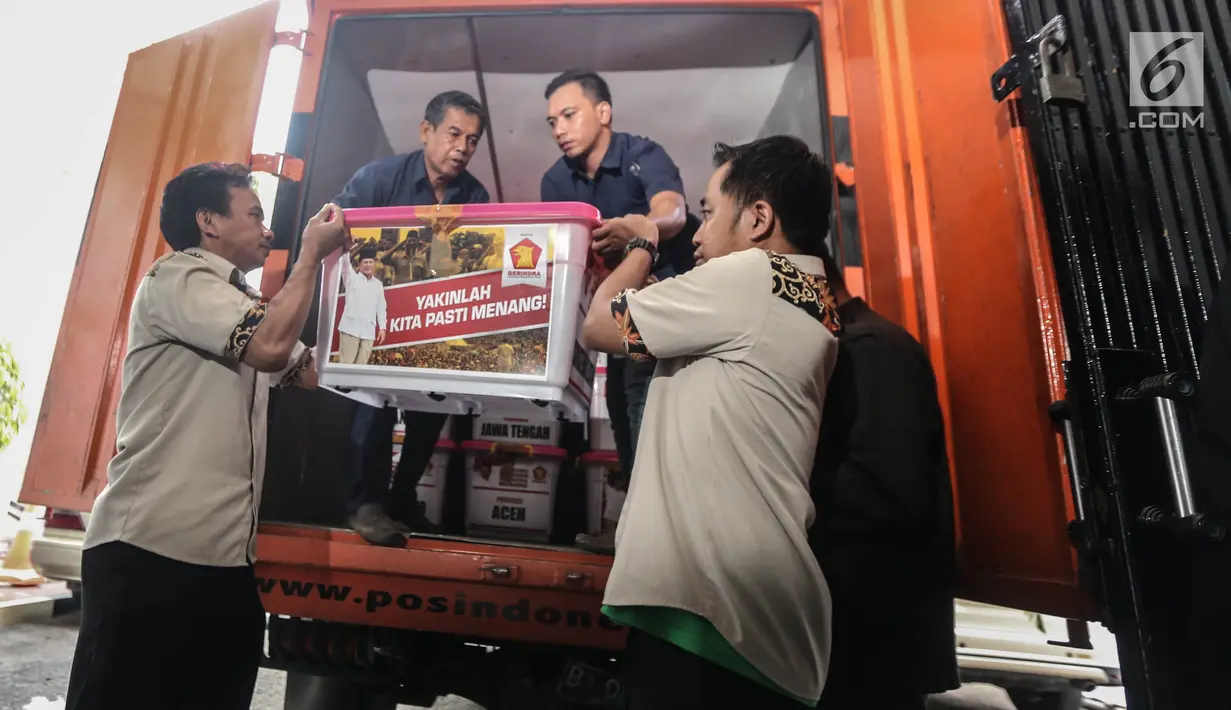 Petugas menurunkan berkas milik partai politik calon peserta pemilu 2019 dari mobil di kantor KPU, Jakarta, Selasa (17/10). Selanjutnya akan dilakukan pemeriksaan validitas atas berkas tersebut. (Liputan6.com/Faizal Fanani)