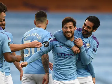 Pemain Manchester City merayakan gol yang dicetak David Silva ke gawang Newcastle United pada laga lanjutan Premier League pekan ke-34 di Etihad Stadium, Kamis (9/7/2020) dini hari WIB. Manchester City menang 5-0 atas Newcastle. (AFP/Oli Scarff/pool)