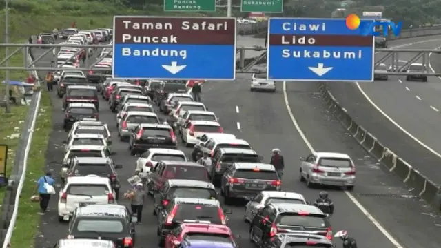 Ribuan kendaraan dari arah Jakarta ini harus bersabar, untuk antre menjelang gerbang Tol Ciawi.