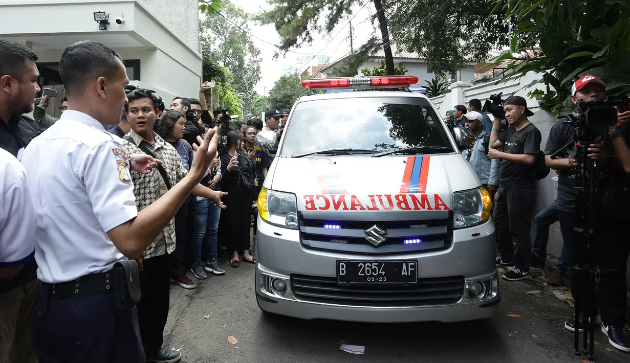 Mobil ambulance pembawa jenazah Ashraf Sinclair. Didepan rumah terlihat sudah penuh awak media dan warga sekitar. (Bambang E Ros/Fimela.com)