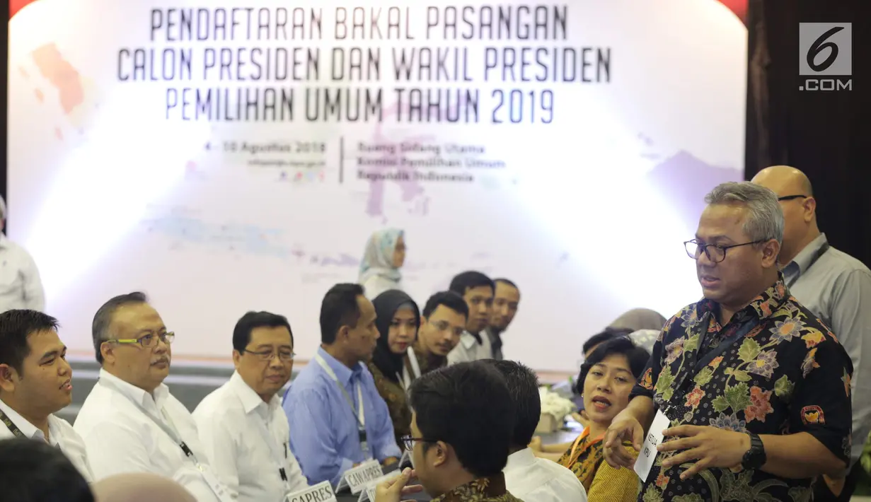 Ketua KPU RI Arief Budiman bersama para anggota komisioner menggelar simulasi proses pendaftaran capres dan cawapres di Gedung KPU RI, Jakarta, Kamis (9/8). KPU RI mensimulasikan desk untuk pendaftaran capres-cawapres. (Liputan6.com/Faizal Fanani)