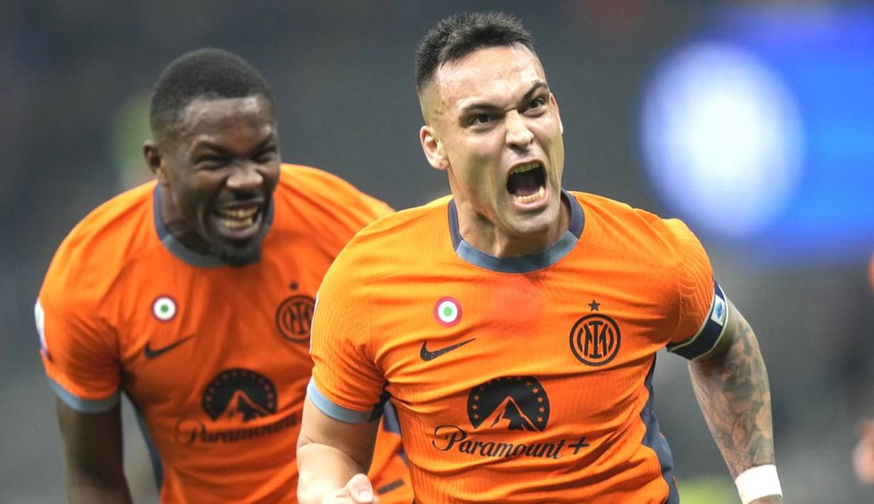 Pemain Inter Milan, Lautaro Martinez, melakukan selebrasi setelah mencetak gol ke gawang Salernitana dalam duel pekan ke-24 Serie A di Stadion Giuseppe Meazza, Sabtu (17/2/2024). Nerazzurri  menang empat gol tanpa balas. (AP Photo/Luca Bruno)