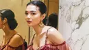 Wika Salim membagikan foto dirinya mengenakan dress merah di akun Instagramnya. Wika tampil cantik dengan posenya yang memikat. Di potret ini Wika berpose dengan kaki diangkat dengan paha terlihat. (Instagram/wikasalim)