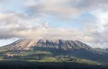 Gunung Semeru Erupsi Disertai Letusan