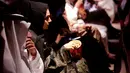 Tamu undangan memakan popcorn saat menghadiri acara gala undangan di King Abdullah Financial District Theatre, ibu kota Riyadh, Rabu (18/4). Setelah pelarangan selama 35 tahun, bioskop kembali beroperasi di Arab Saudi. (AP/Amr Nabil)