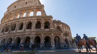 Polisi (kanan) dan petugas Carabinieri berpatroli di luar Colosseum di Roma, Italia, Senin (1/6/2020). Colosseum, yang merupakan ikon kota Roma dibuka kembali untuk umum pada Senin (1/6), setelah ditutup lebih dari dua bulan, dengan beberapa pembatasan akses bagi pengunjung. (AP/Domenico Stinellis)
