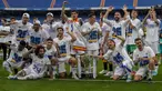 Para pemain Real Madrid berpose dengan trofi gelar La Liga Spanyol usai pertandingan melawan Espanyol di stadion Santiago Bernabeu di Madrid, Sabtu (30/4/2022). Real Madrid menang atas Espanyol 4-0. (AP Photo/Bernat Armangue)