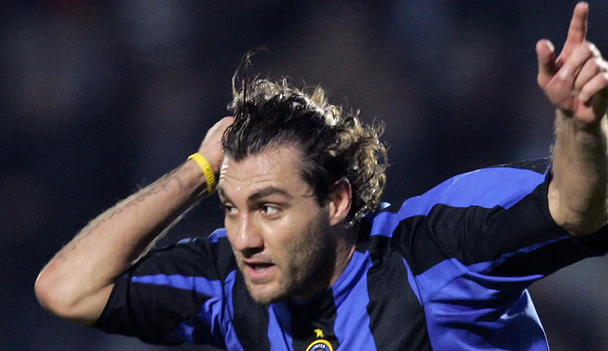 Christian Vieri. Striker berusia 48 tahun yang pensiun di Atalanta pada April 2009 ini pernah 6 musim memperkuat Inter Milan mulai 1999/2000 hingga 2004/2005. Pada awal musim 2005/2006 ia bergabung dengan AC Milan dan bertahan hanya 1 musim.(AFP/Carlo Baroncini)
